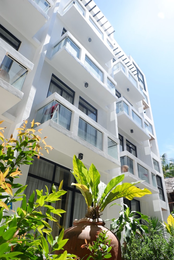 Luxx Boutique Boracay 2/72
