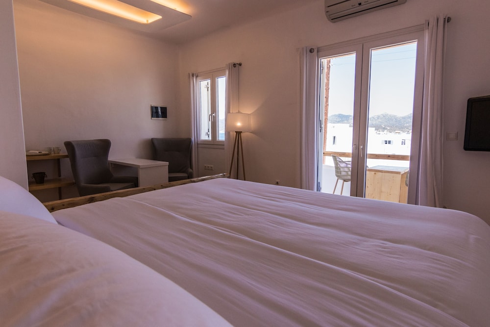 SALT SUITES & EXECUTIVE ROOMS 9/56