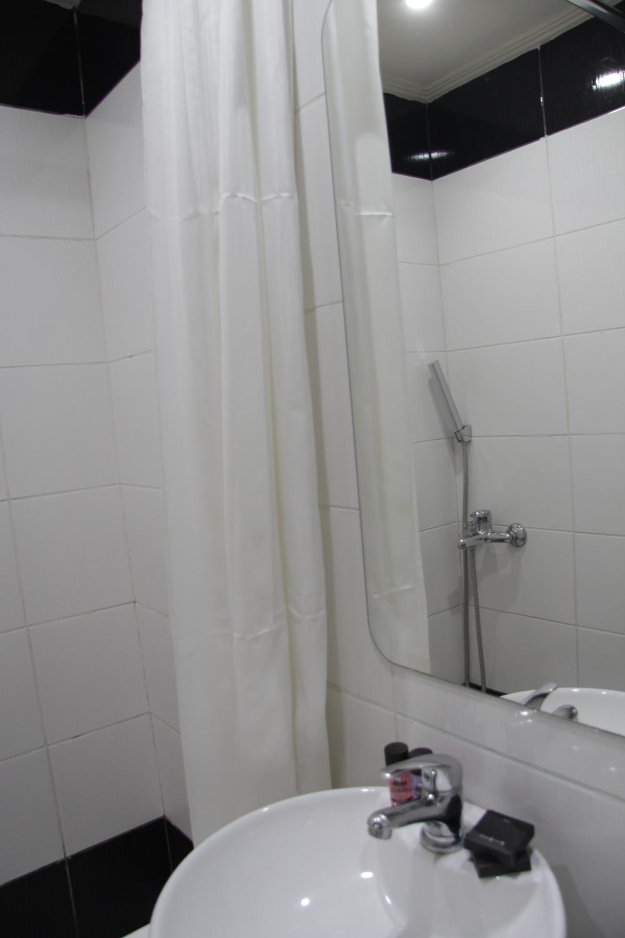 ROOM, SINGLE