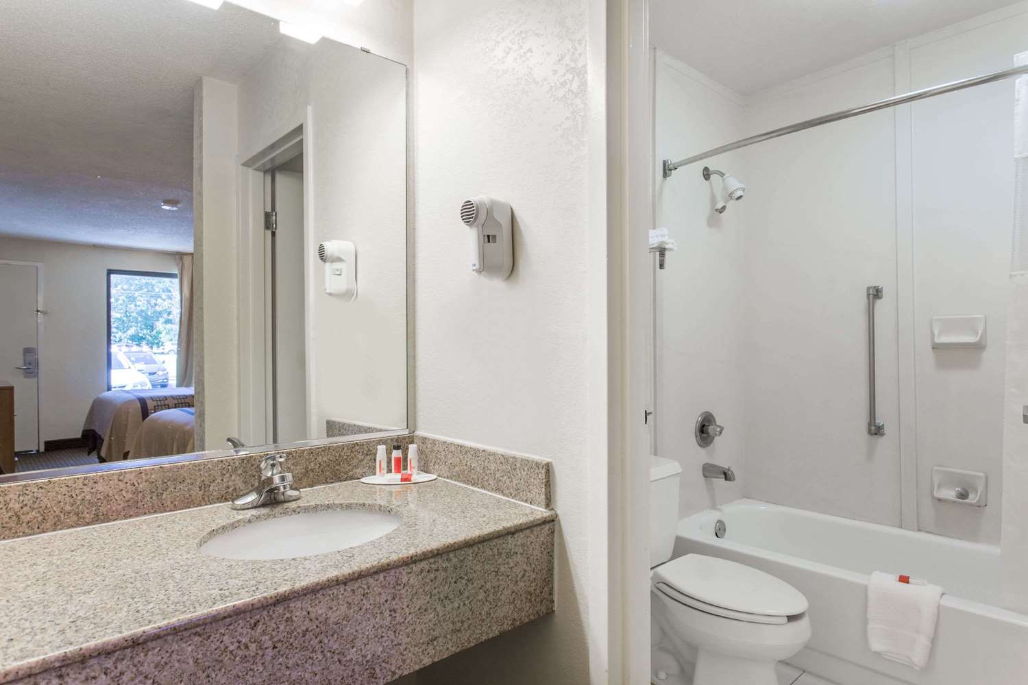 Days Inn by Wyndham Norfolk Airport 17/18