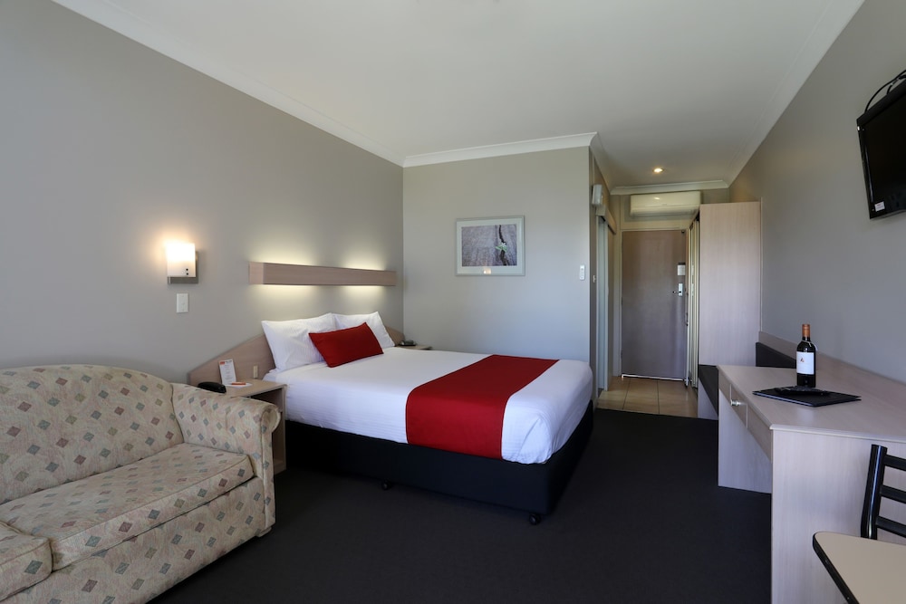 Room, Queen Bed, Pool Side