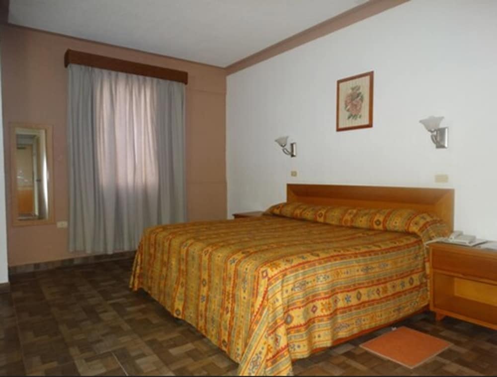 Hotel Astromundo 7/23