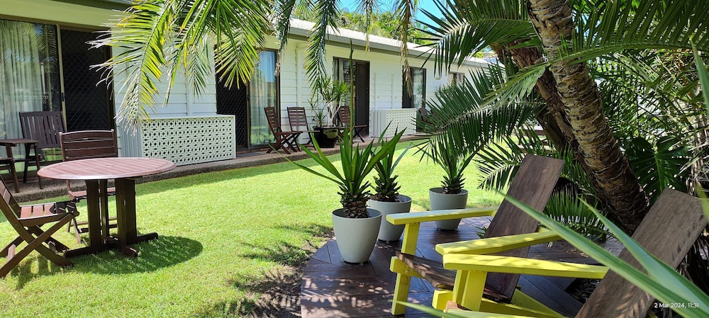 PACIFIC PALMS MOTOR INN 61/64