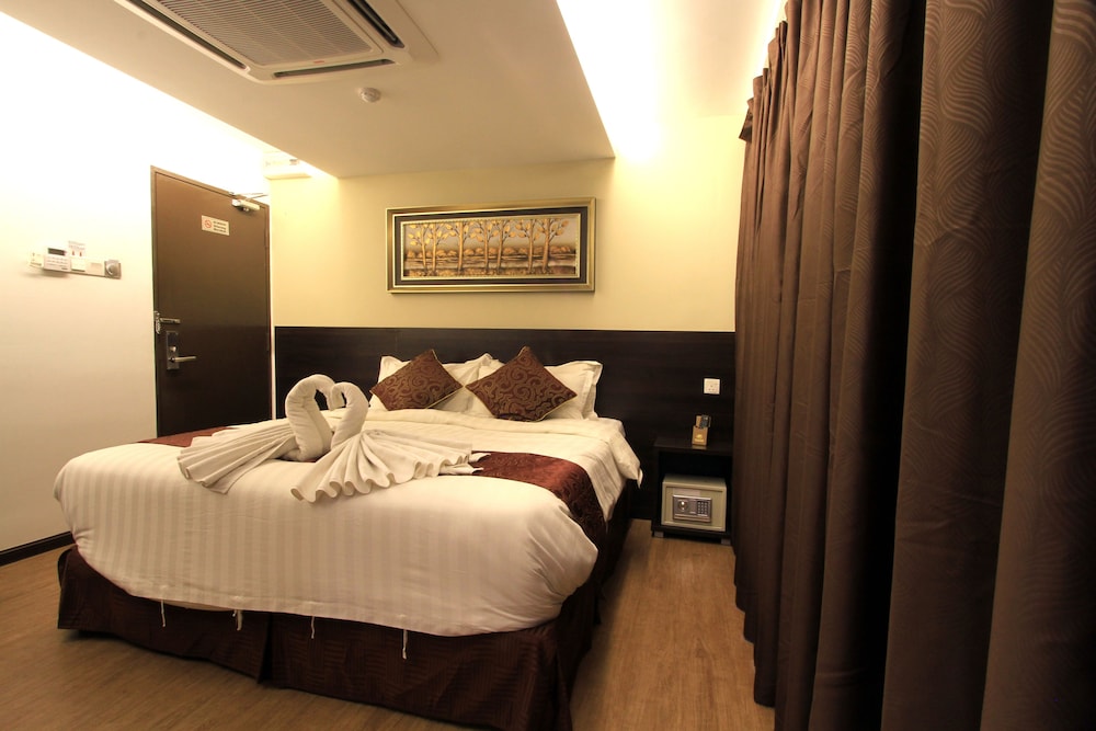 J SUITES HOTEL 10/47