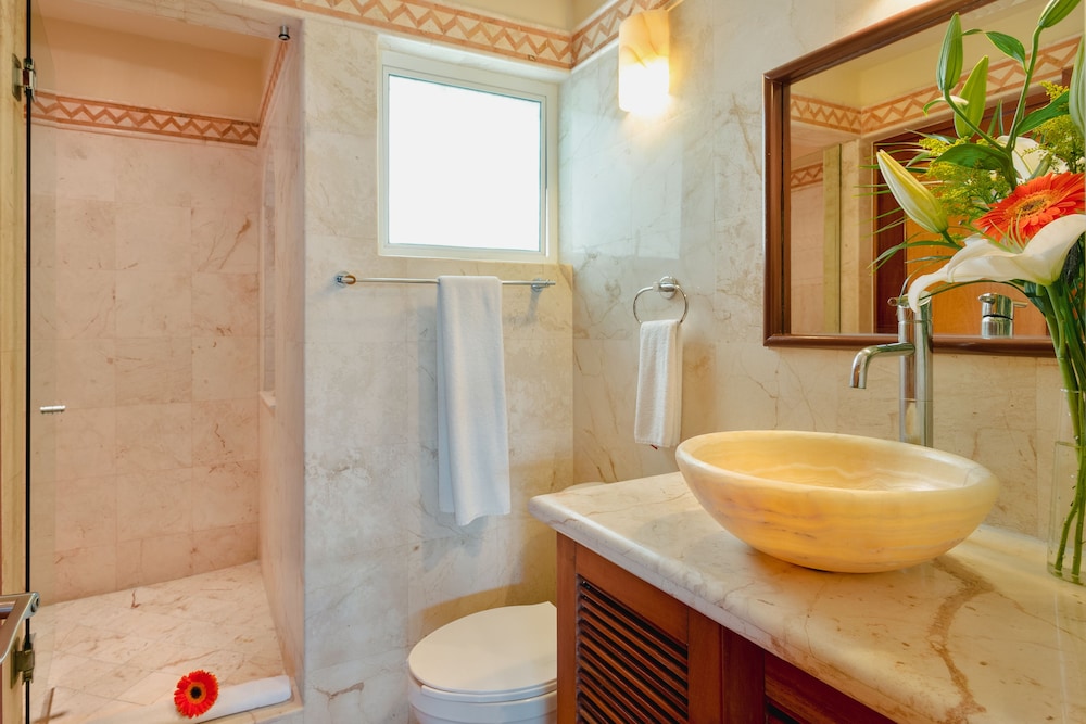 Porto Playa Condo Hotel And Beachclub 48/50