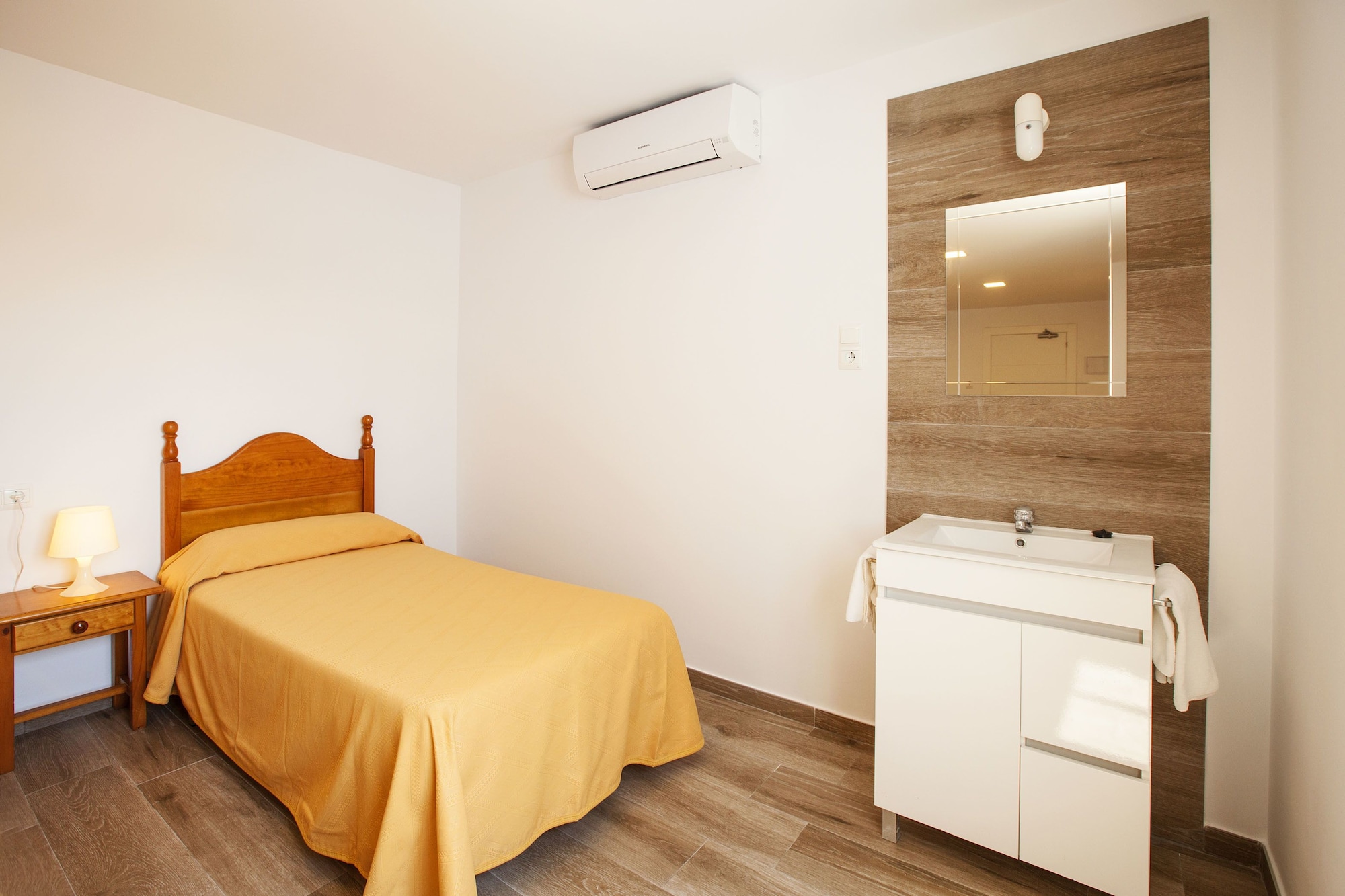 ROOM, QUADRUPLE, QUEEN AND TWIN BEDS