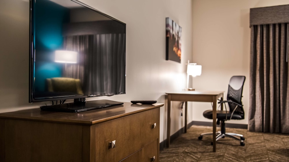 Best Western Plus Bolivar Hotel & Suites 42/46