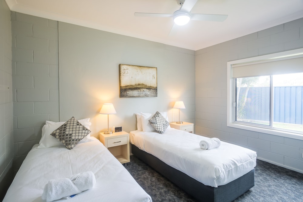 SHOAL BAY HOLIDAY PARK 25/70
