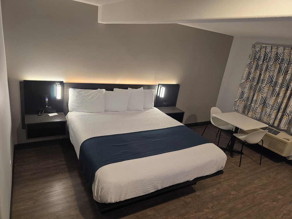 DELUXE, KING BED