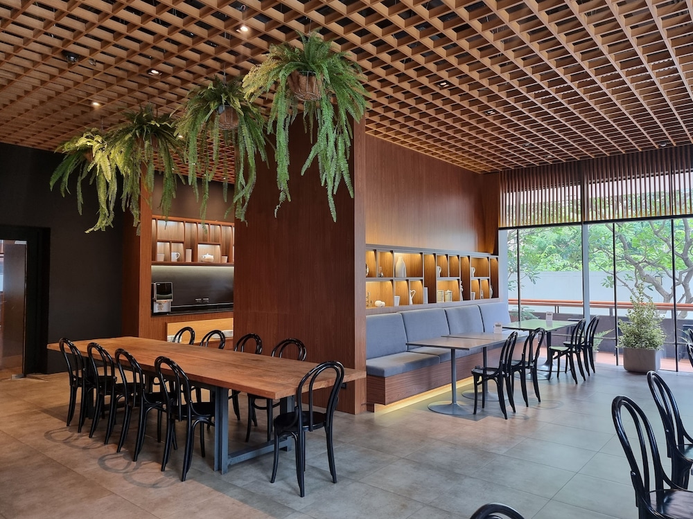 Urbana Langsuan Bangkok, Thailand 56/86
