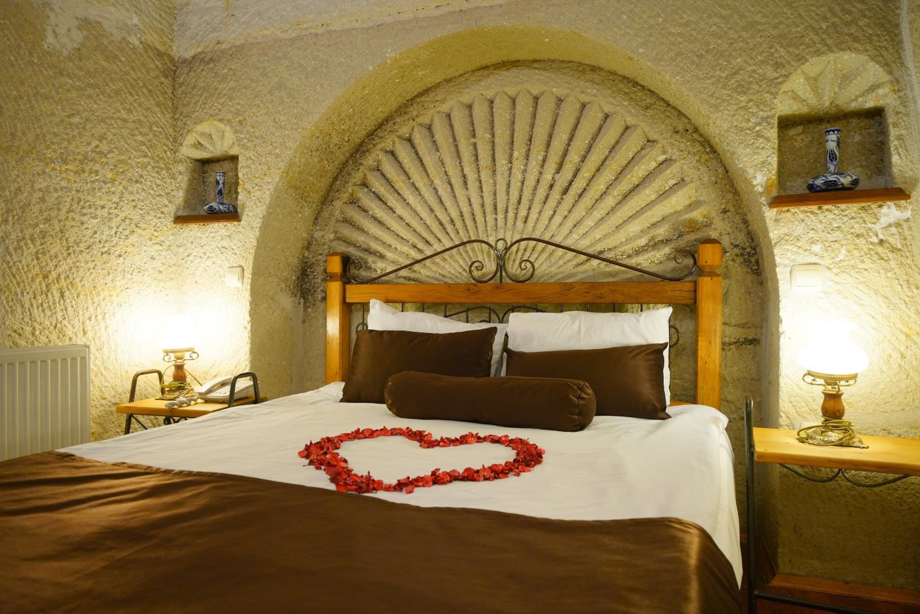 CAVE, SUITE