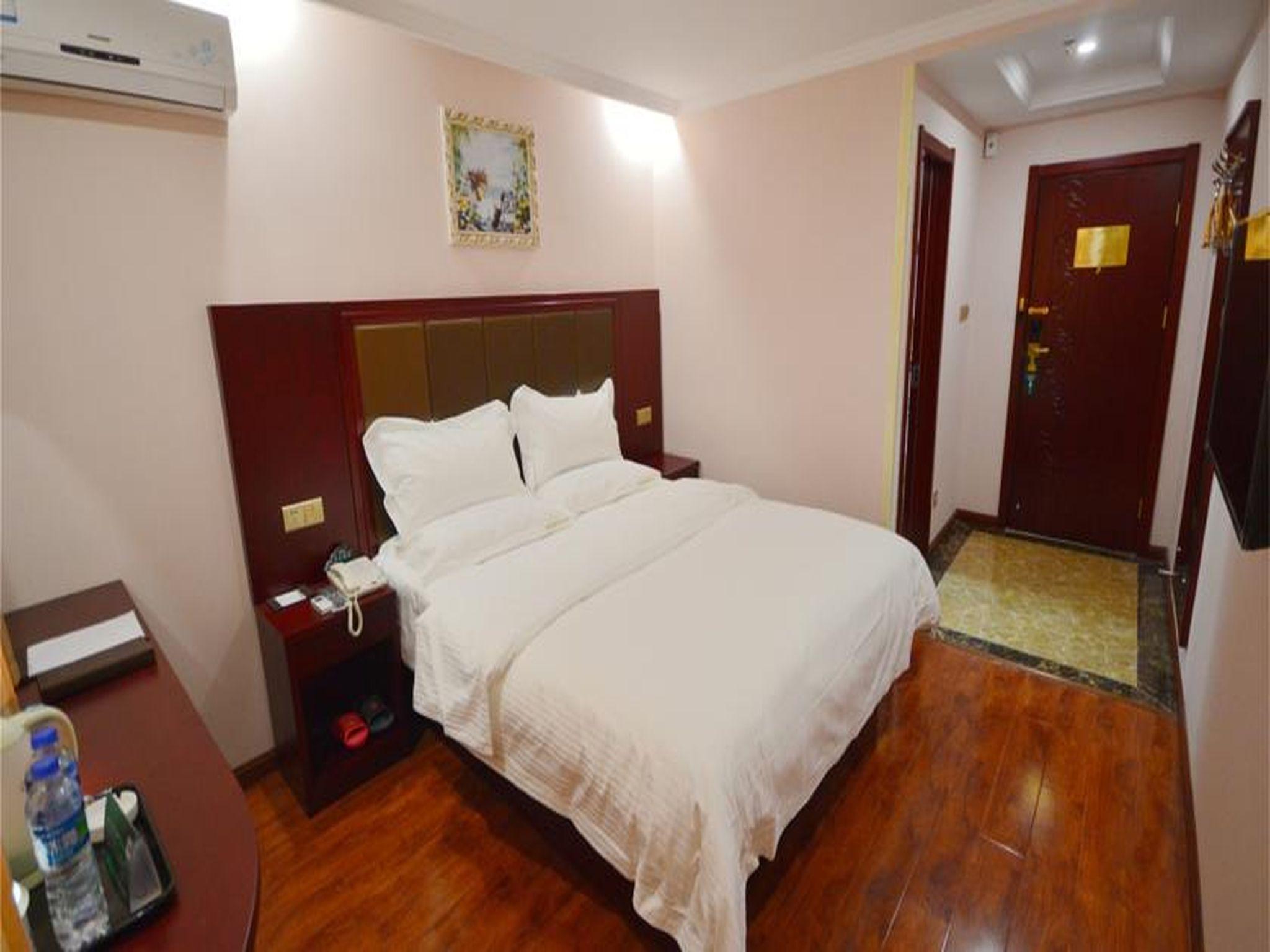 ROOM, QUEEN BED