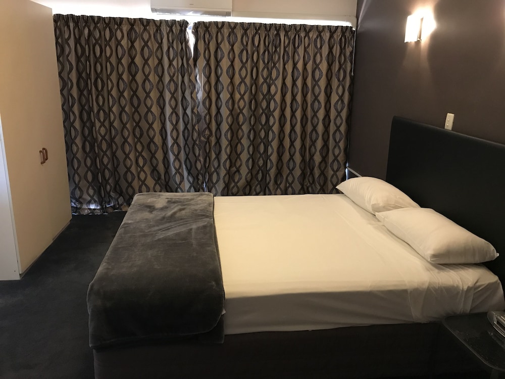 ASCOT EPSOM MOTEL 26/36