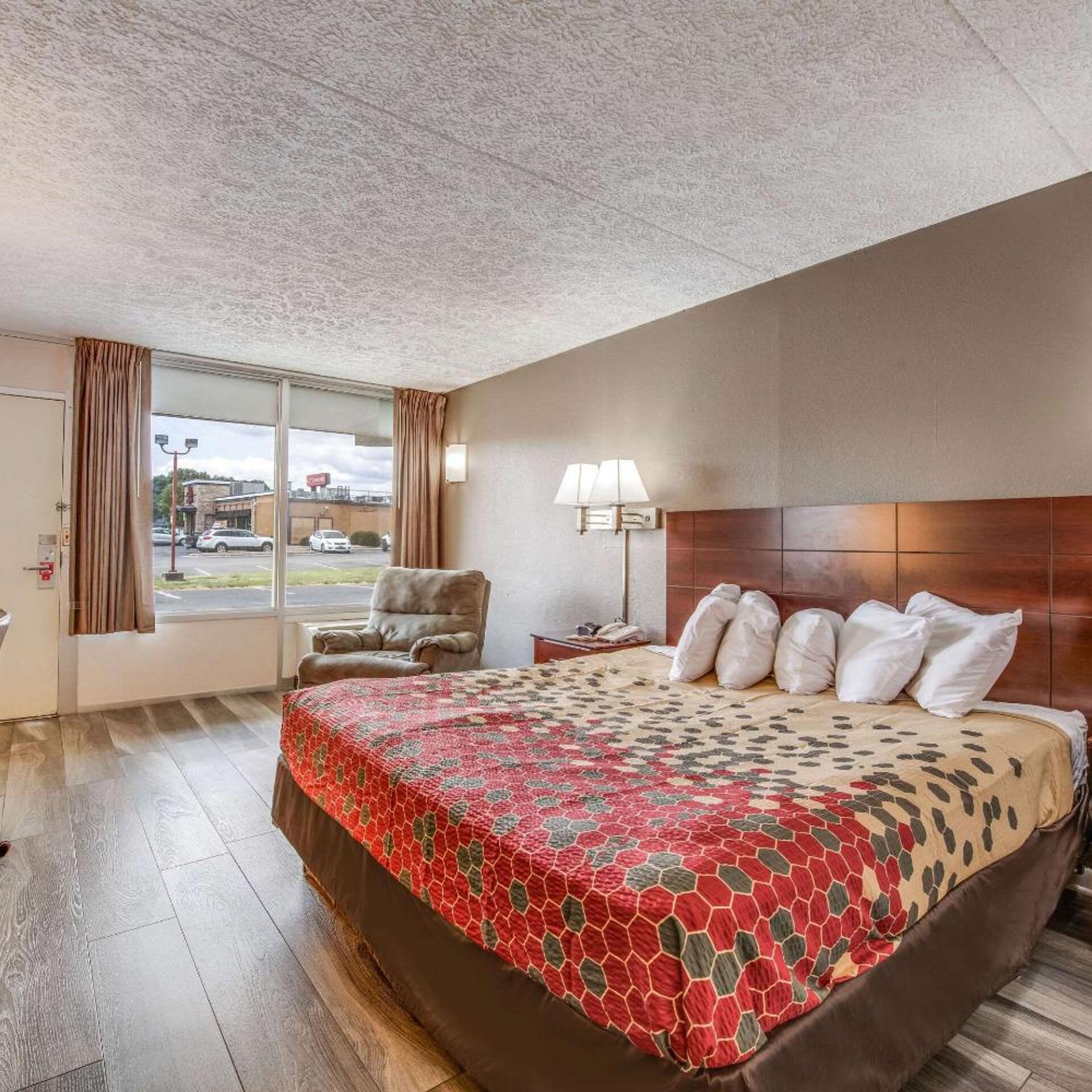 غرفة بسرير كينج، Econo Lodge Eden, NC 4/9