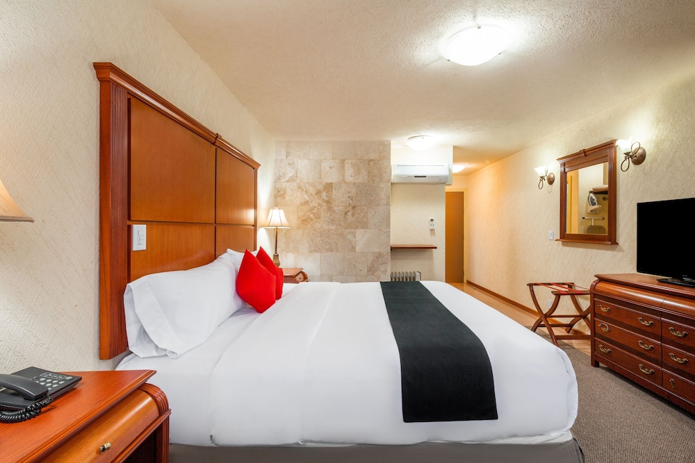 Howard Johnson by Wyndham Toluca 11/49