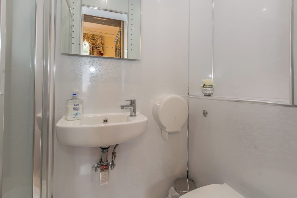 Menzies Guest House 24/27