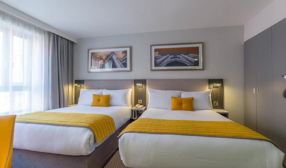 ROOM, 1 DOUBLE AND 1 SINGLE BED