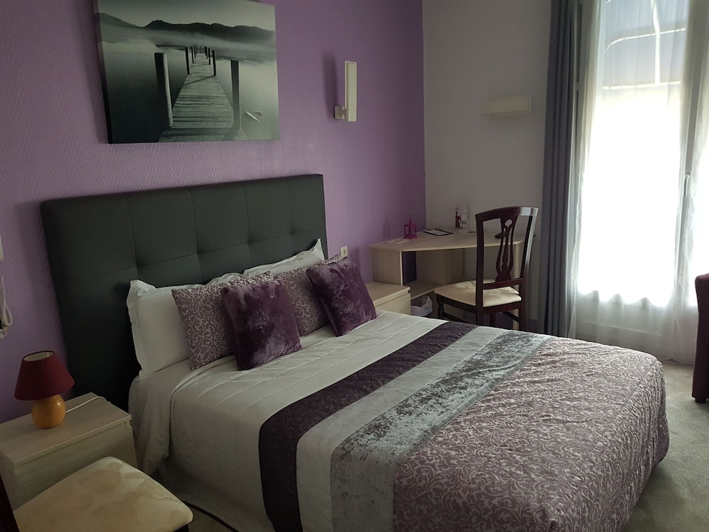 HOTEL CHRISTINA 24/57