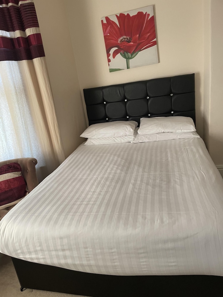 Diamonds Lodge Ltd (Ex Crossways Guest House) 4/34