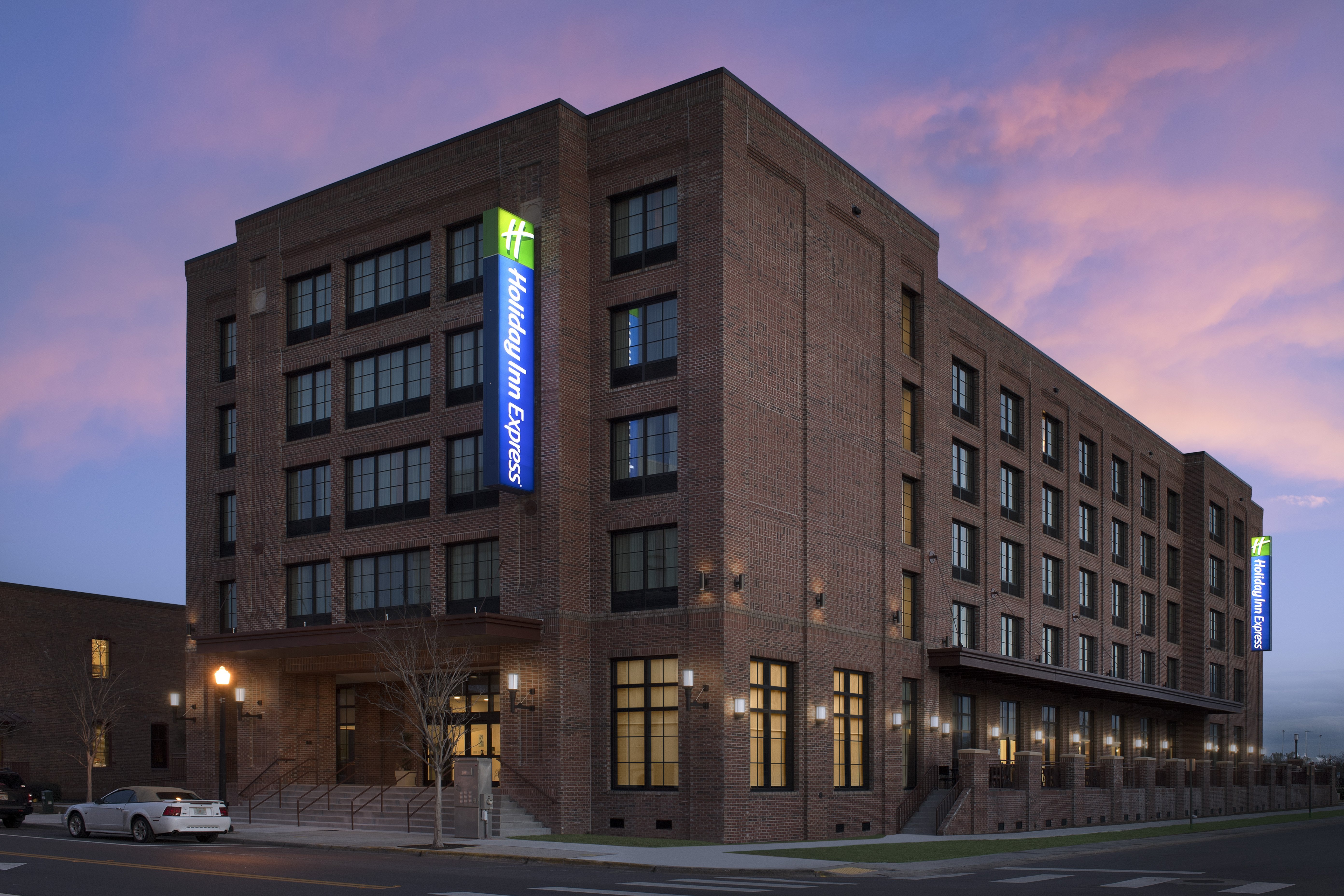 Holiday Inn Express Pensacola Downtown 2/41