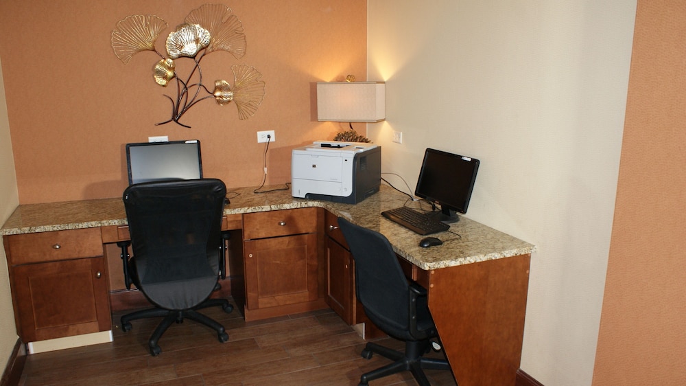 Home Town Inn And Suites 33/47