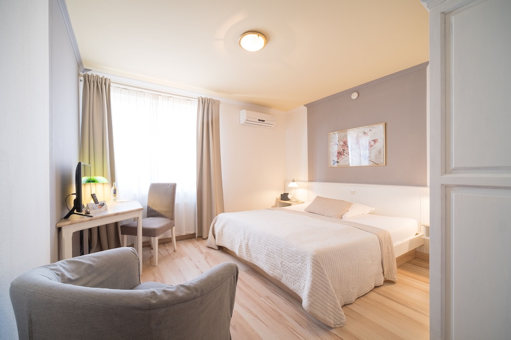 HOTEL TOSKANA 6/30