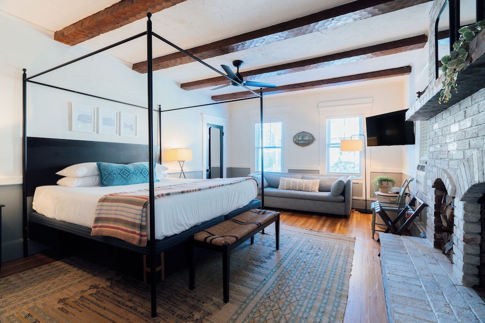 The Mercury Hotel Provincetown 18/62