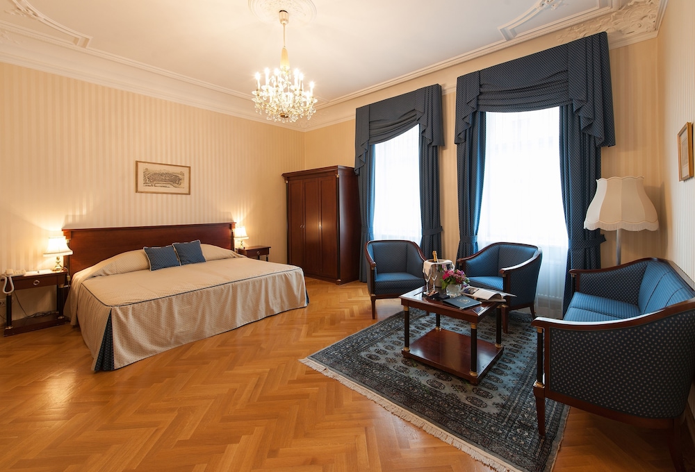 ROOM, DOUBLE BED