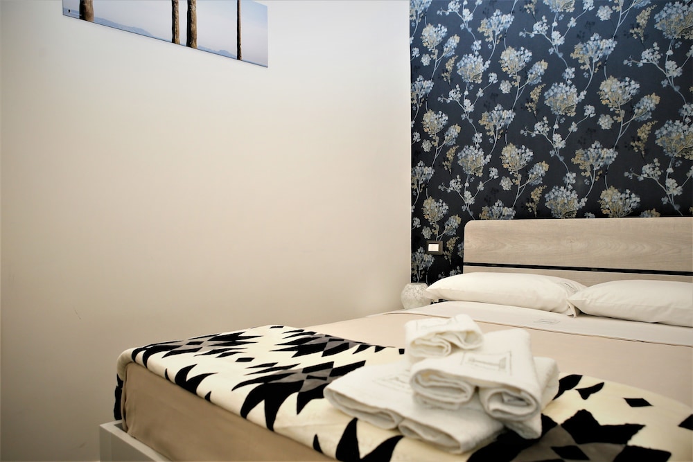 JUNIOR, DOUBLE BED, COURTYARD VIEW