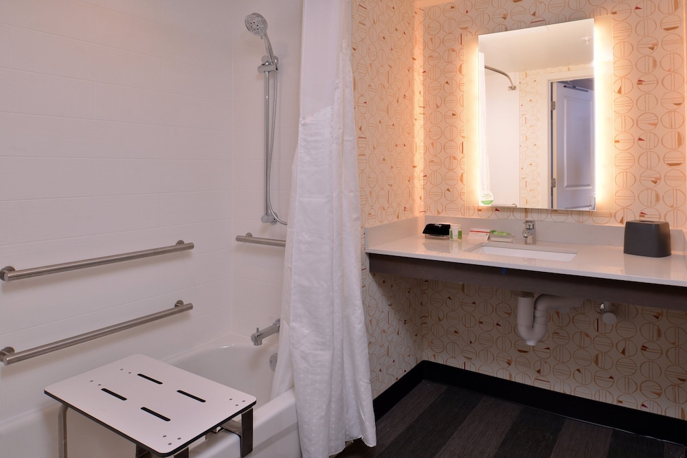 Holiday Inn & Suites Orlando I-Drive - Theme Parks 27/77