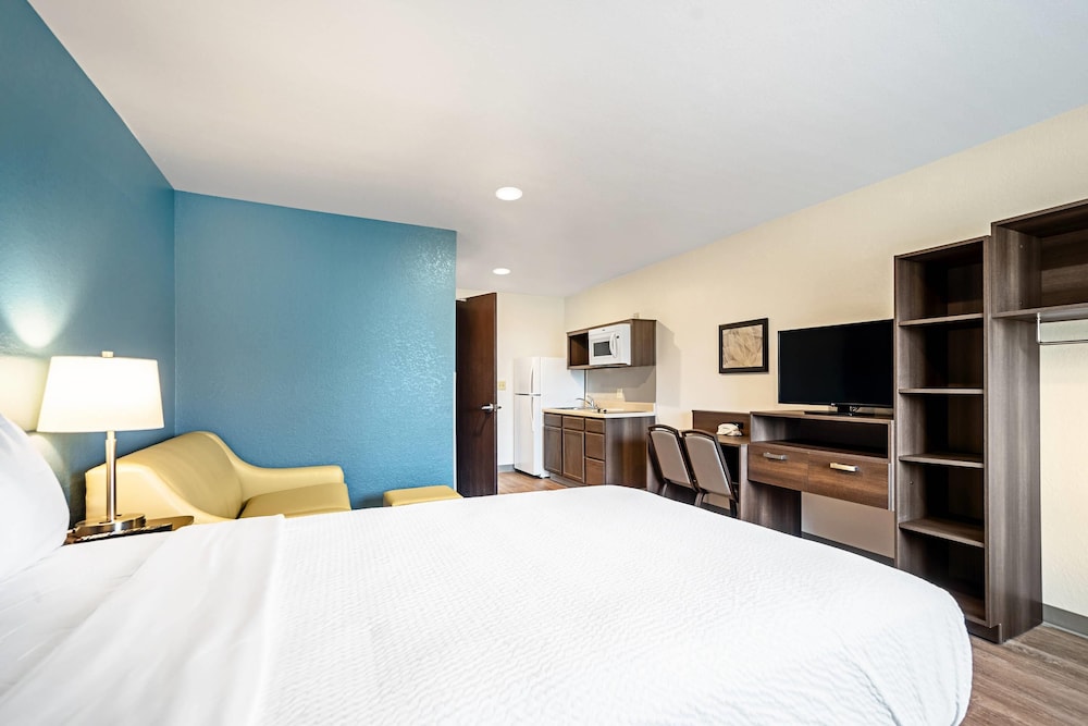 STANDARD, QUEEN BED, SOFA