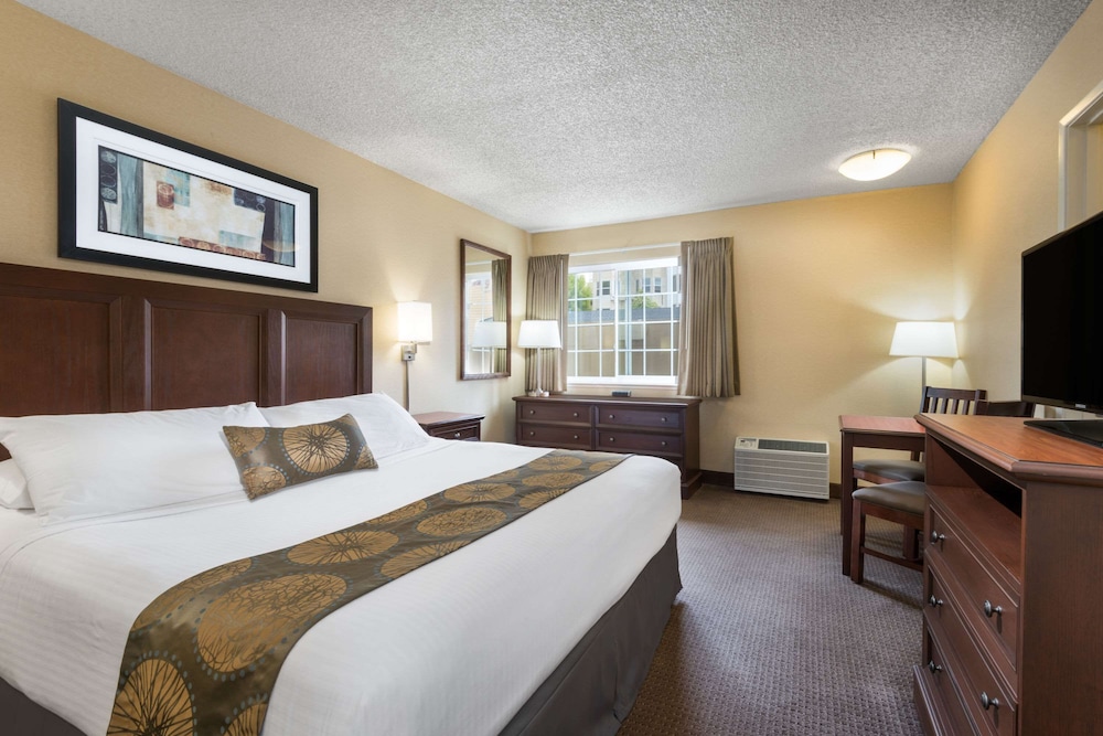 ROOM, QUEEN BED