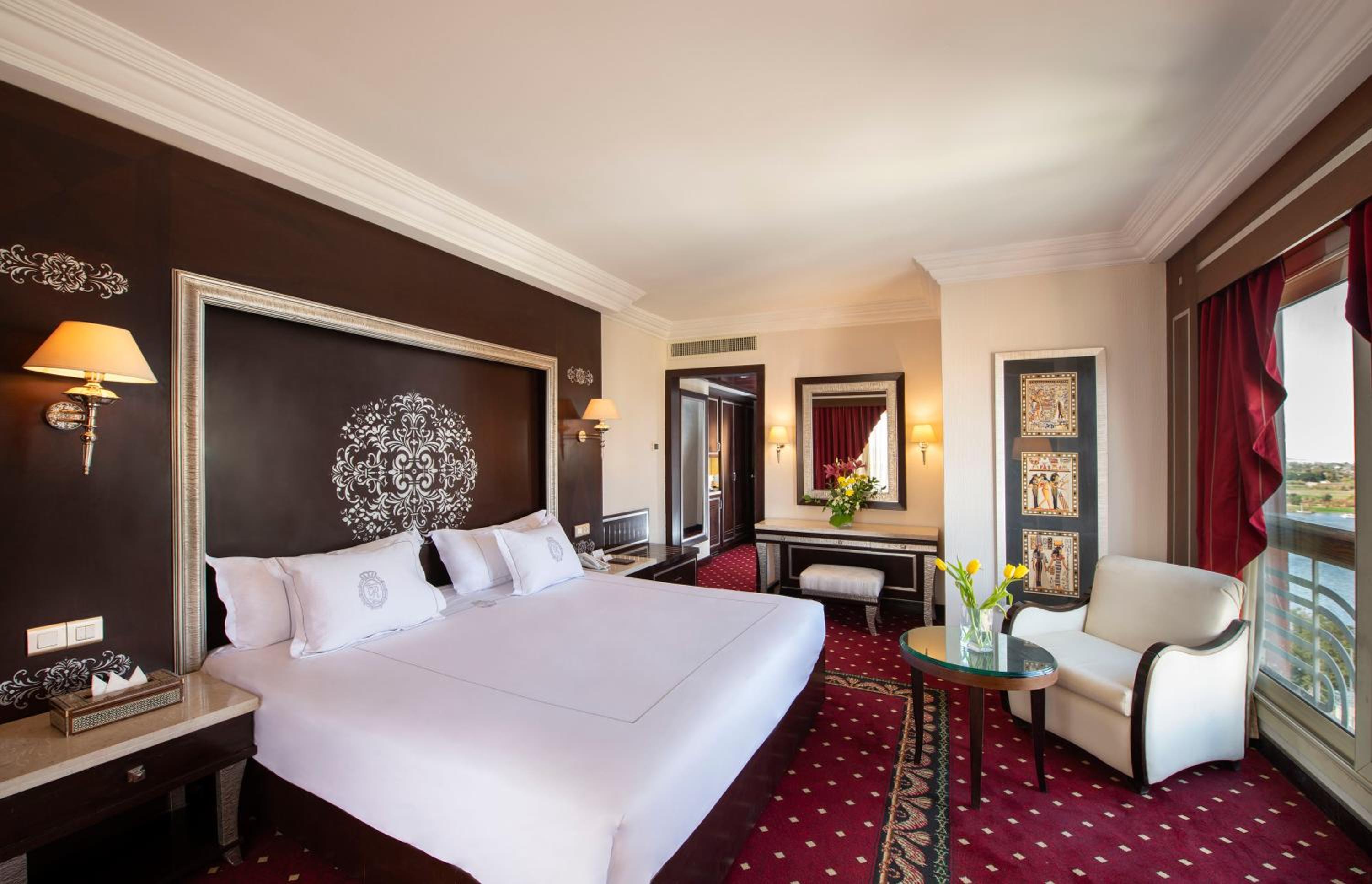Diplomat, Suite, Queen Bed, City Side, River View