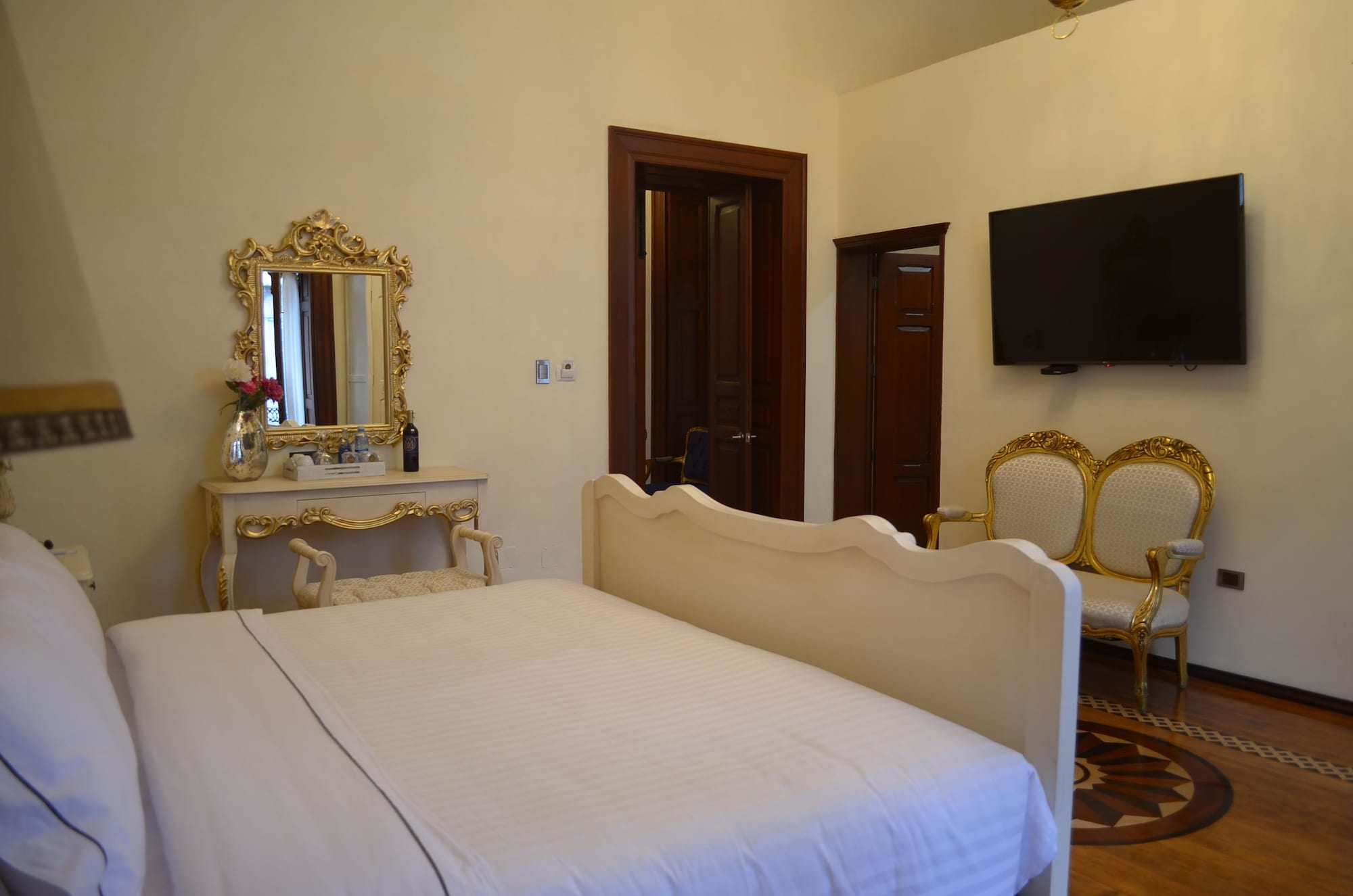 DELUXE, SUITE