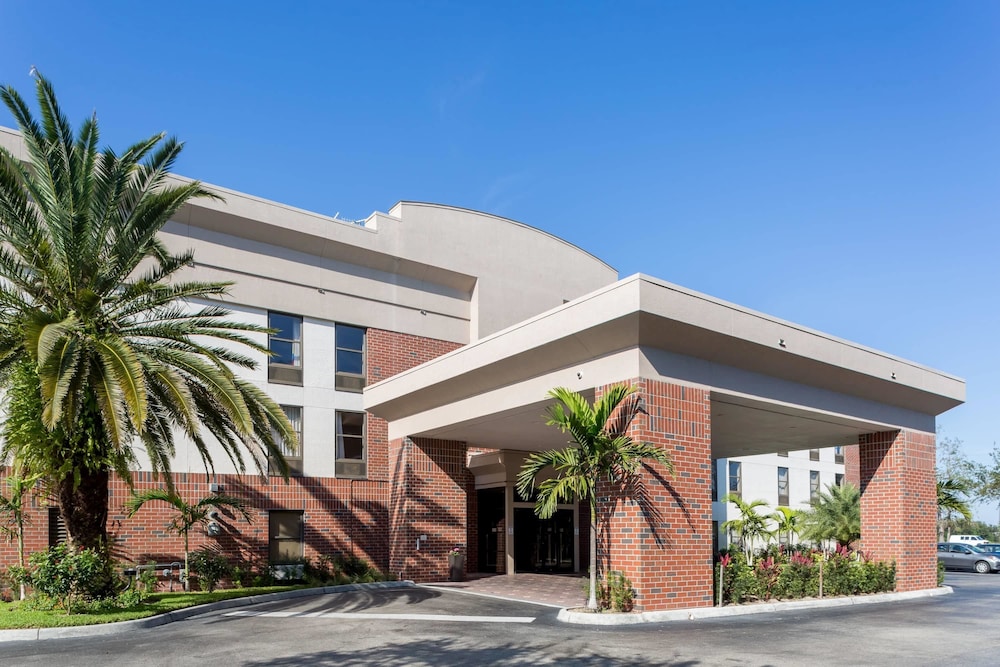 Days Inn Suites By Wyndham Fort Myers Near Jetblue Park 1/43