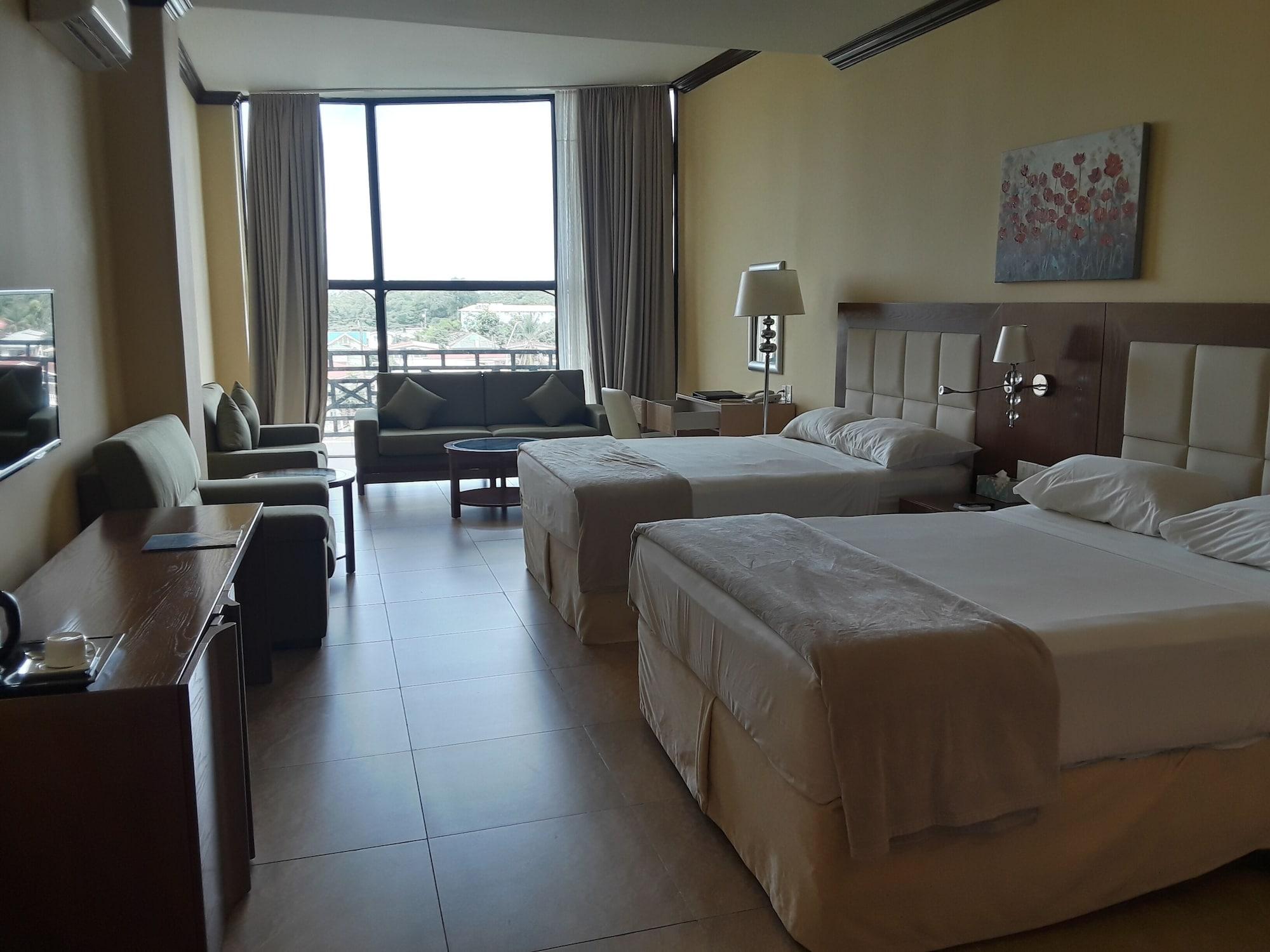suite, multiple beds, smoking 4/5