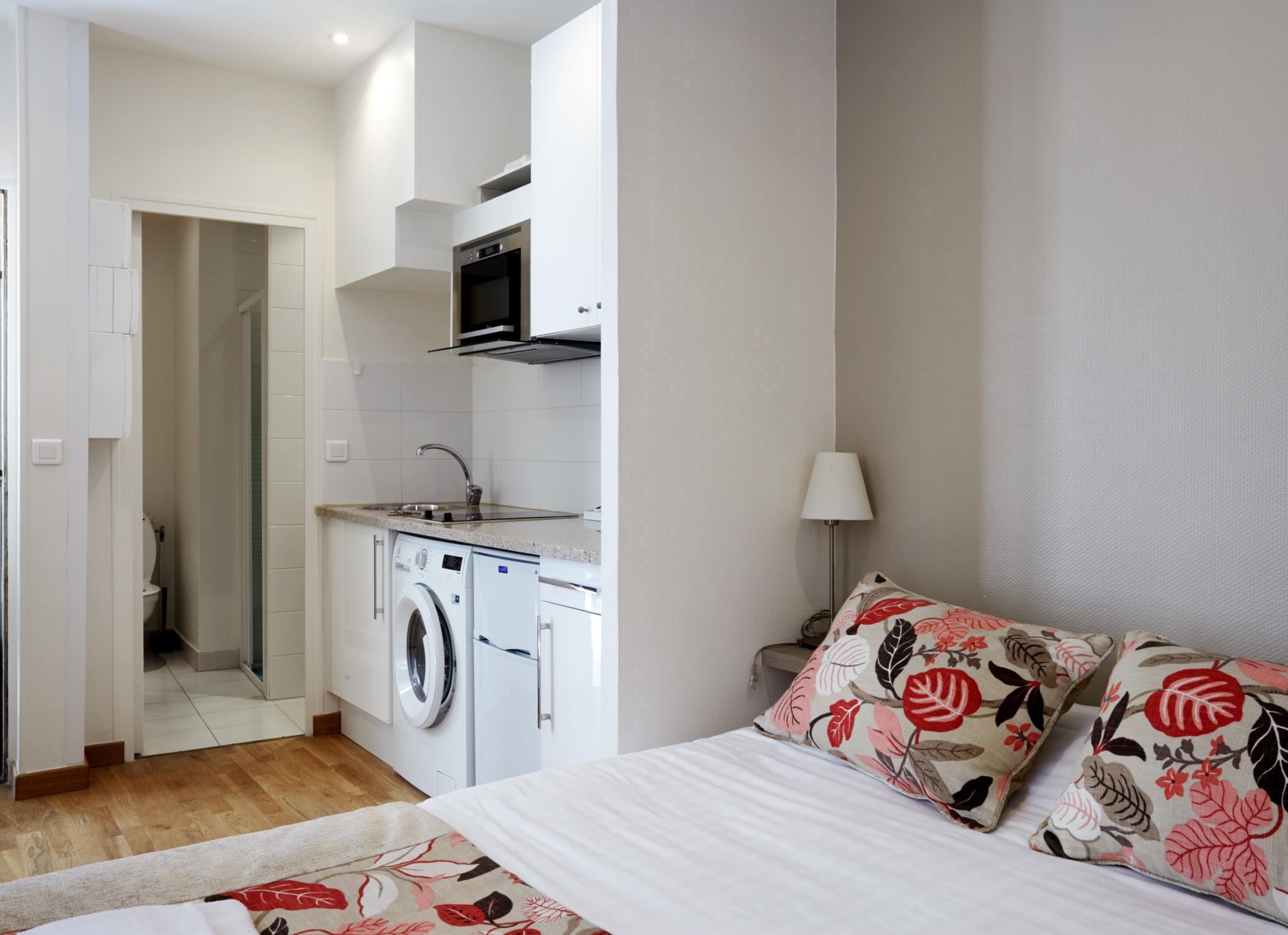 Studio, Queen Bed