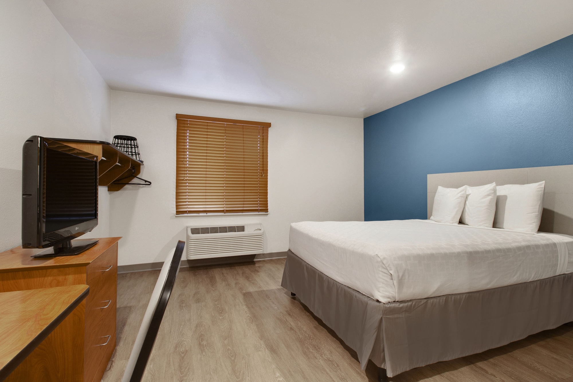 SUITE, QUEEN BED, ACCESSIBLE
