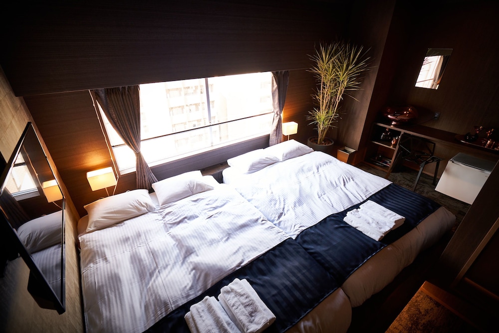 AND HOSTEL HOMMACHI EAST 11/69