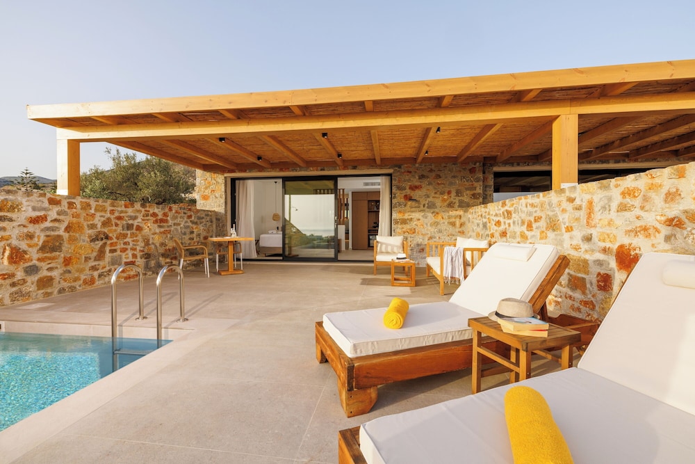 Deos Luxury Suites 24/50
