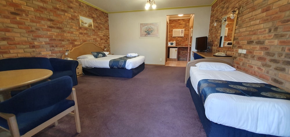 PINES COUNTRY CLUB MOTOR INN 15/31