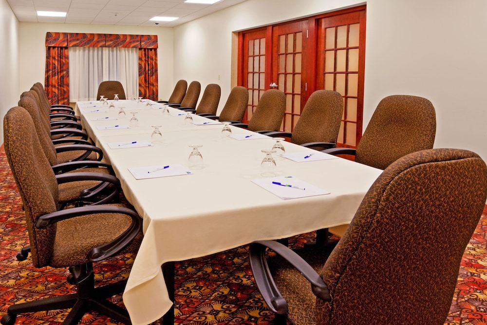 Holiday Inn Express Hotel Suites Latham 61/70