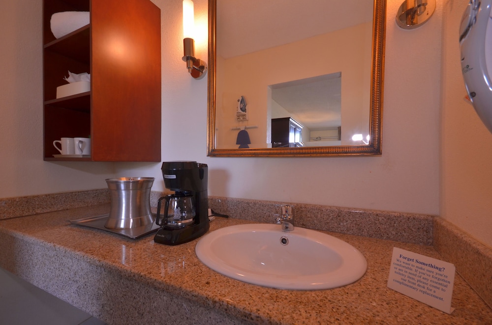 ISLAND HOTEL of Space Coast 34/46