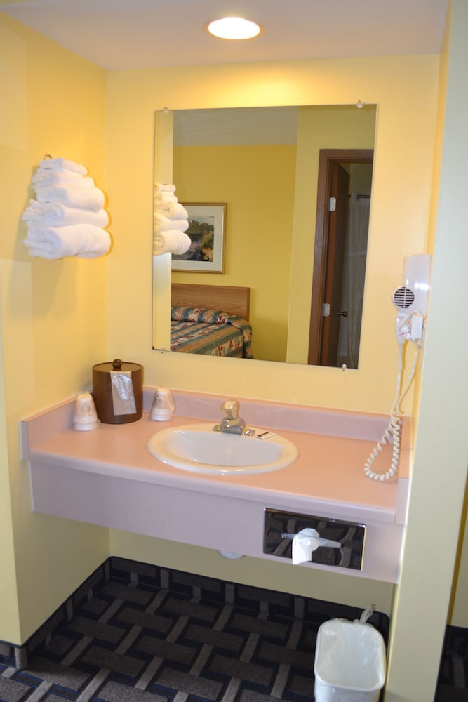 Sky Lodge Inn Suites 7/34