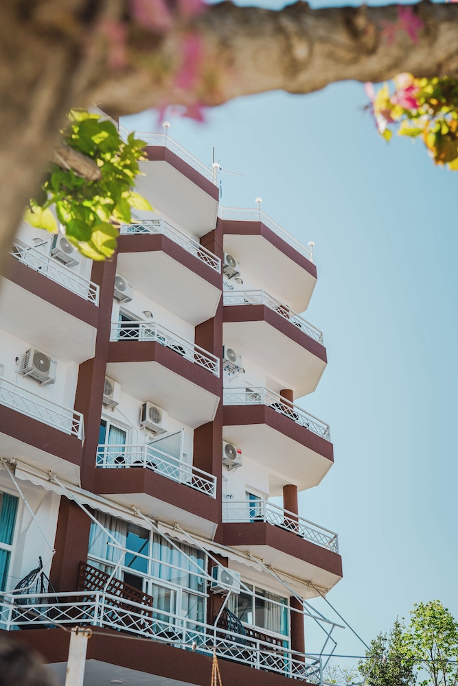 Hotel Saranda 7/79