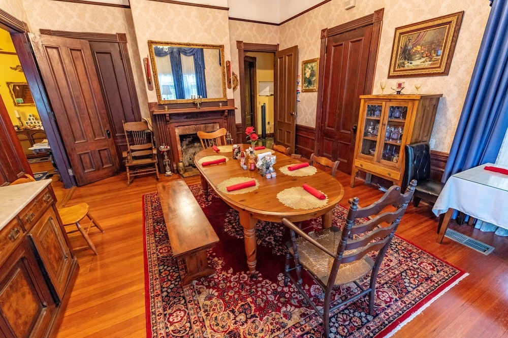 Grand Gables Inn Bed & Breakfast 34/38
