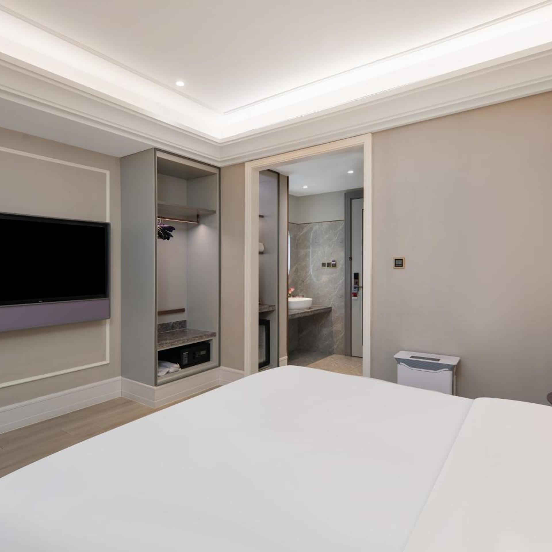 Standard, King Bed, No Window