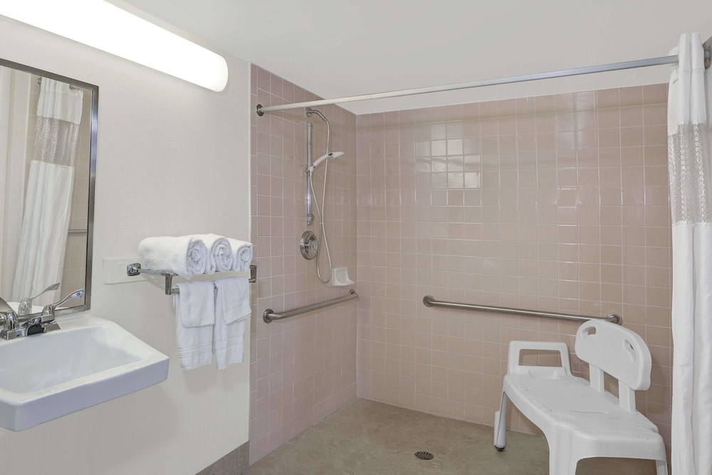 Howard Johnson by Wyndham Ft. Myers FL 13/22