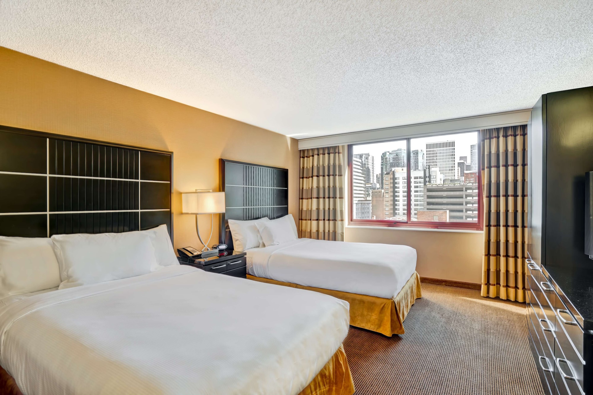 SUITE, 2 DOUBLE BEDS, CITY VIEW, SOFA, CORNER