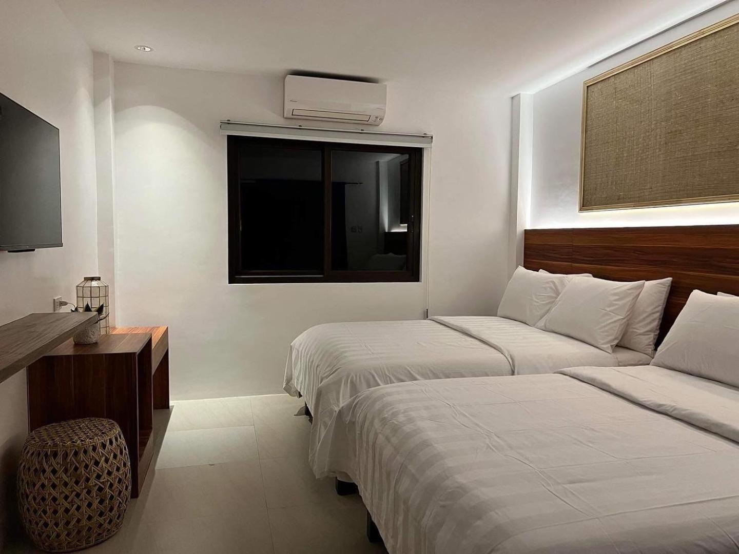 ROOM, QUADRUPLE